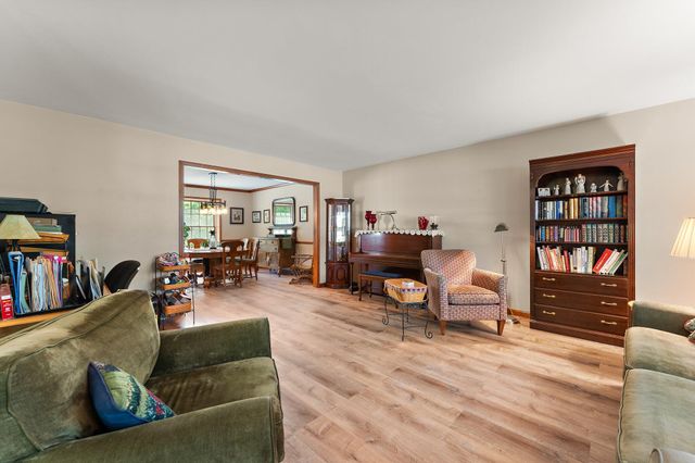 579 Fleetwood Drive N, Valparaiso, IN 46385