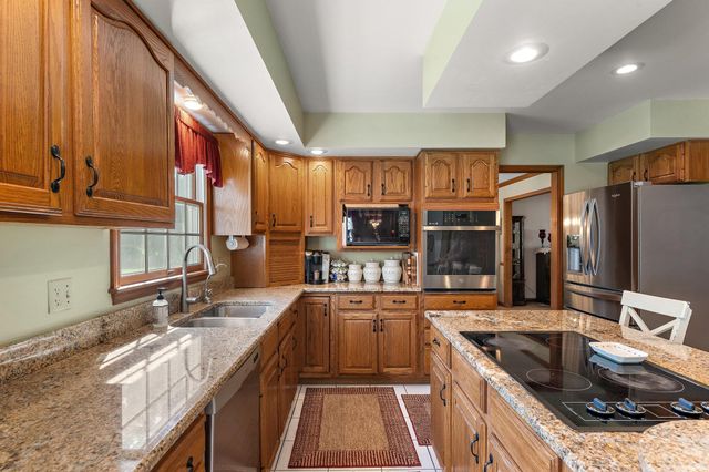 579 Fleetwood Drive N, Valparaiso, IN 46385