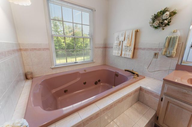 579 Fleetwood Drive N, Valparaiso, IN 46385