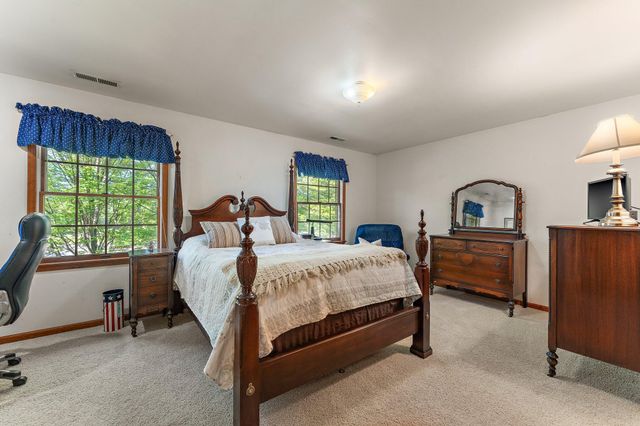 579 Fleetwood Drive N, Valparaiso, IN 46385