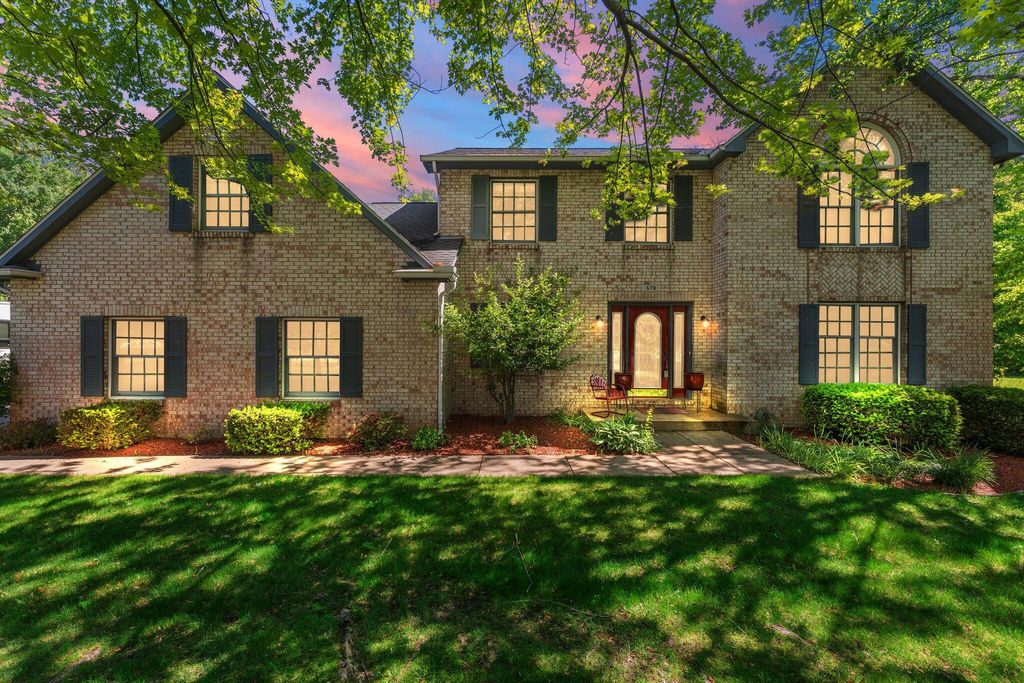 579 Fleetwood Drive N, Valparaiso, IN 46385