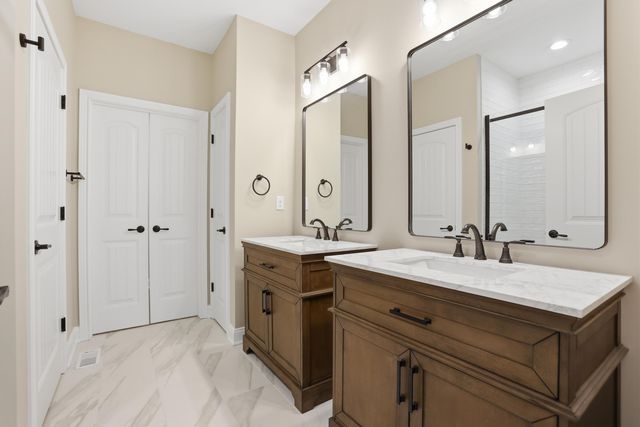 240 Sugartree Lane, Versailles, KY 40383