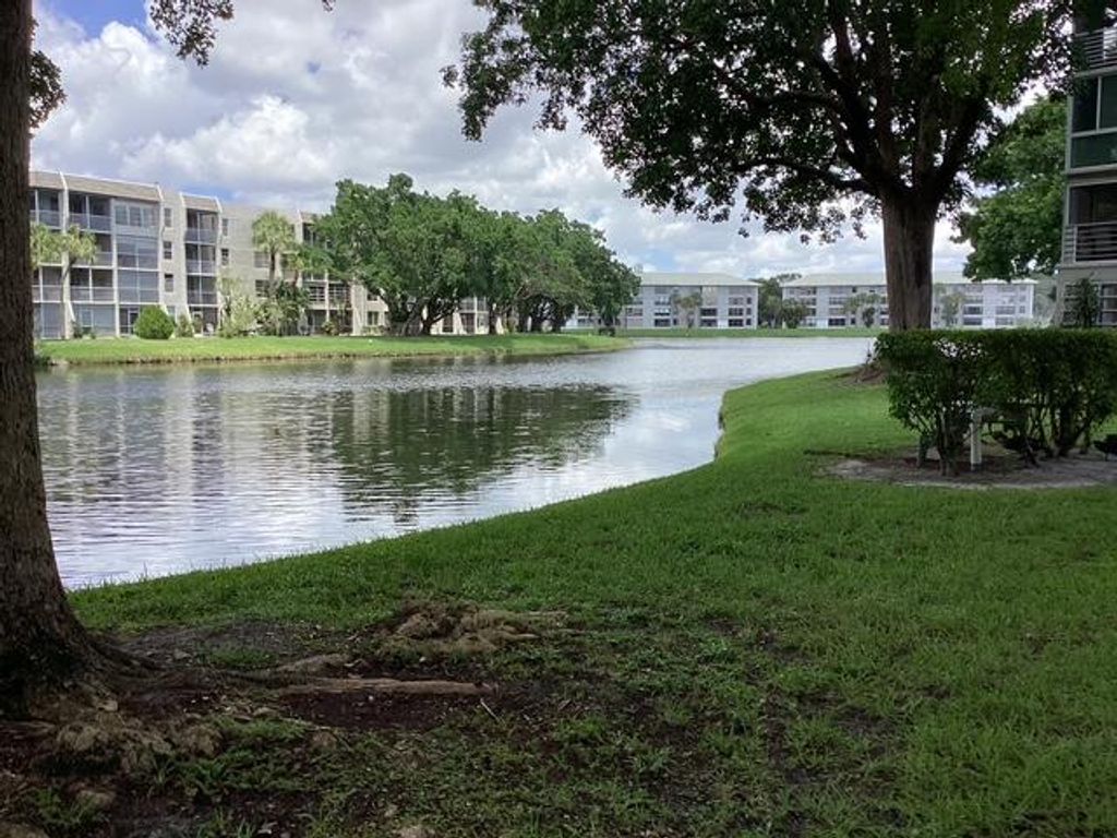 9325 LAGOON Place 107, Davie, FL 33324