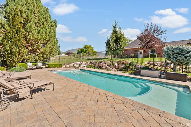 1818 S BLOOMING GROVE LN, Kaysville, UT 84037