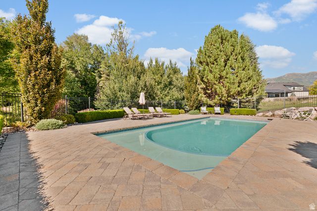 1818 S BLOOMING GROVE LN, Kaysville, UT 84037