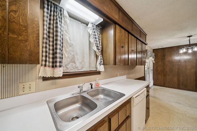 20936 S Valley West Drive, Claremore, OK 74019