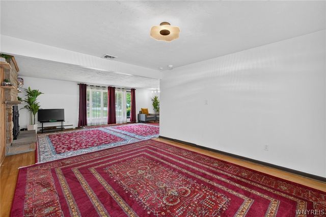 33 Gregory Drive, West Seneca, NY 14224