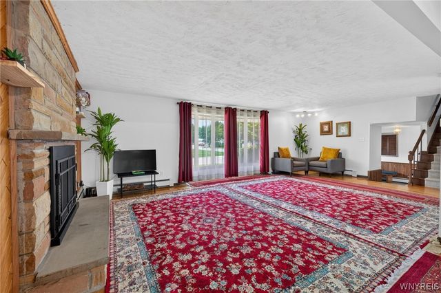 33 Gregory Drive, West Seneca, NY 14224