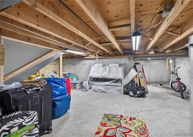 33 Gregory Drive, West Seneca, NY 14224