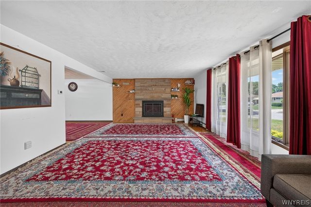 33 Gregory Drive, West Seneca, NY 14224