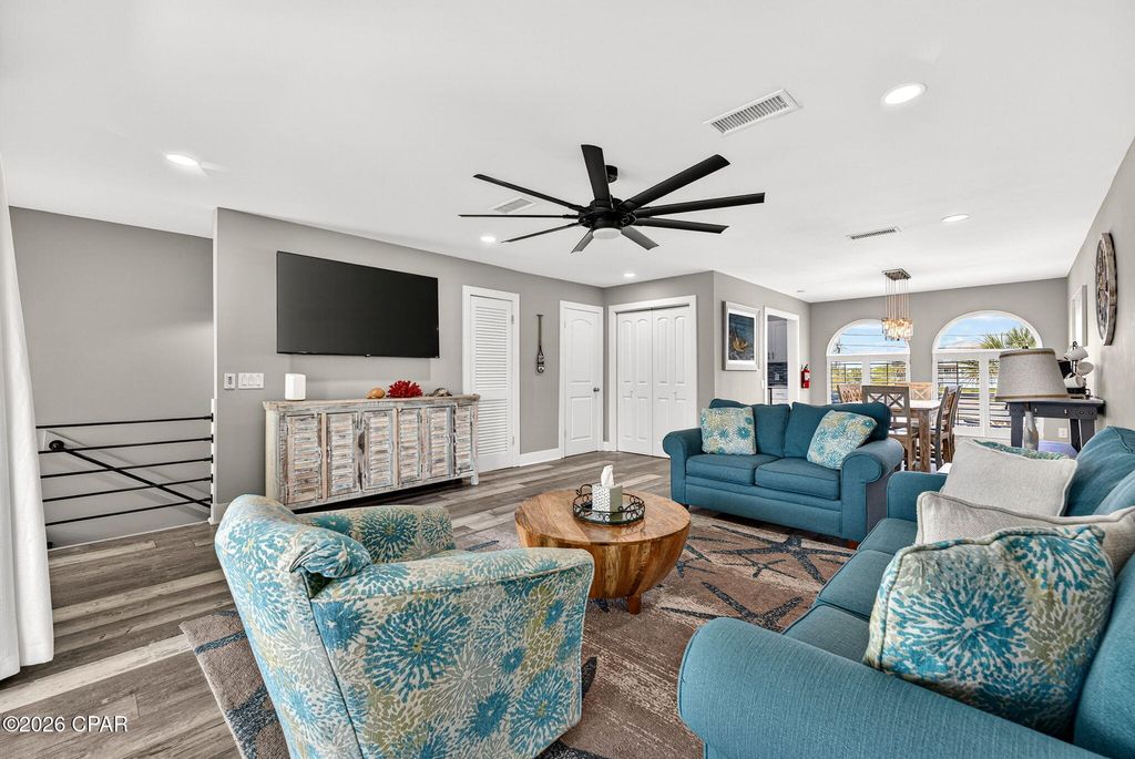 Image 10 of property listing at 5225 Thomas Drive 14, Panama City Beach, FL 32408