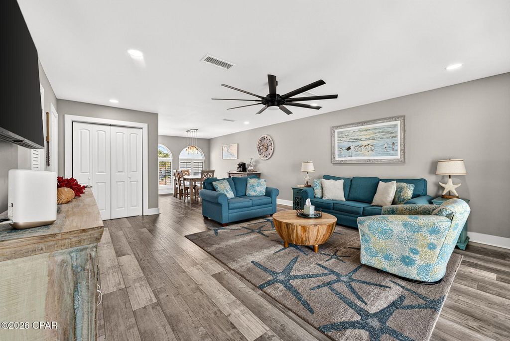 Image 9 of property listing at 5225 Thomas Drive 14, Panama City Beach, FL 32408