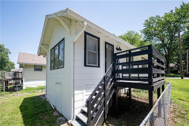 1242 S Hardy Street, Independence, MO 64052