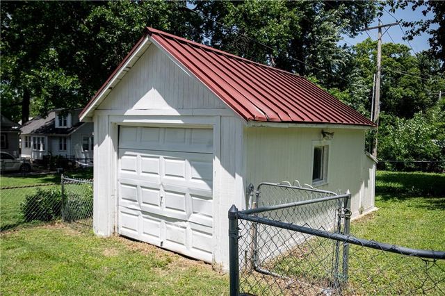 1242 S Hardy Street, Independence, MO 64052
