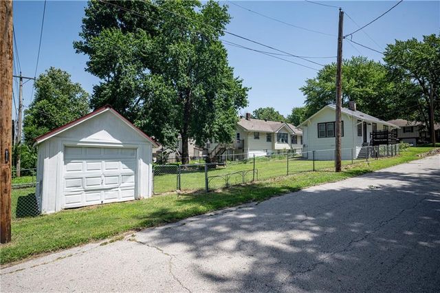 1242 S Hardy Street, Independence, MO 64052