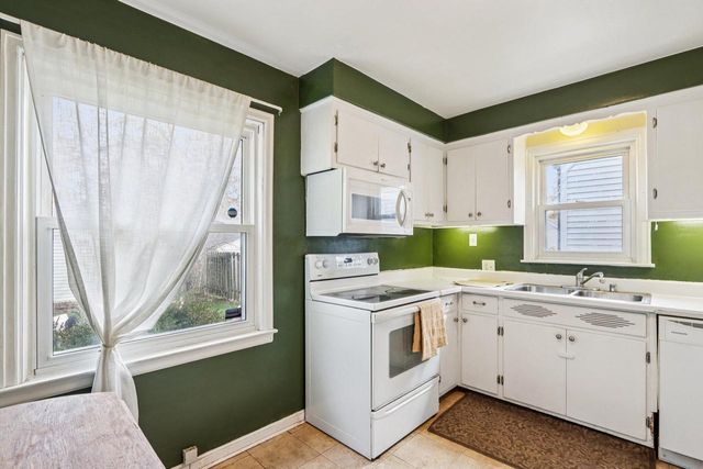 3218 N 89th STREET, Milwaukee, WI 53222