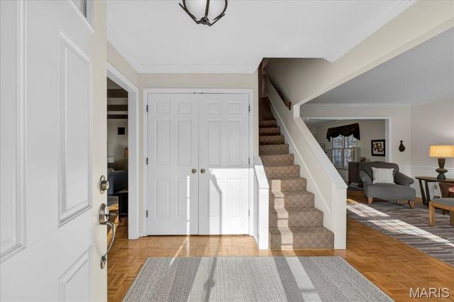 8019 Crescent Drive, St Louis, MO 63105