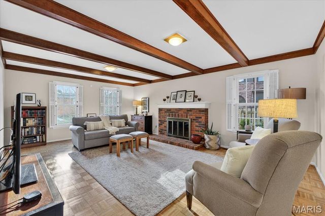 8019 Crescent Drive, St Louis, MO 63105