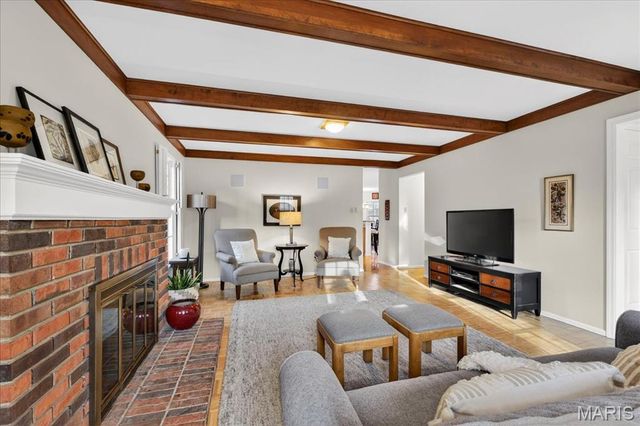 8019 Crescent Drive, St Louis, MO 63105