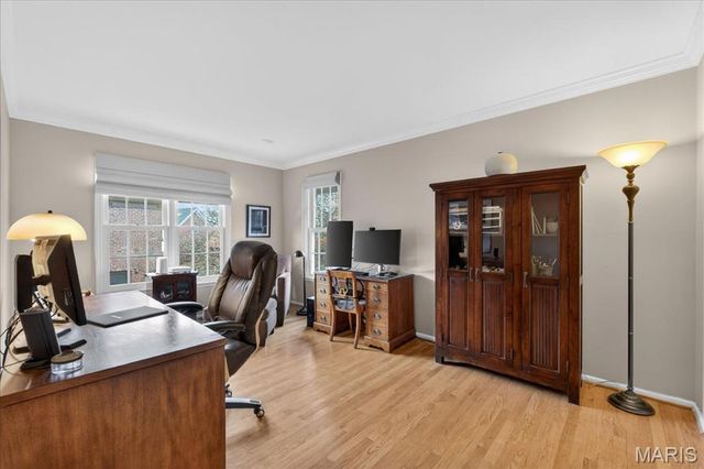 8019 Crescent Drive, St Louis, MO 63105