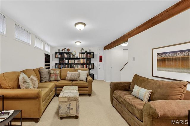 8019 Crescent Drive, St Louis, MO 63105