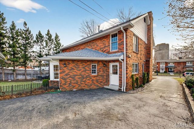 8019 Crescent Drive, St Louis, MO 63105