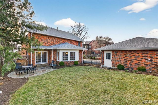 8019 Crescent Drive, St Louis, MO 63105