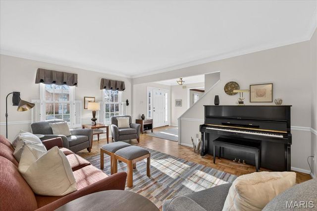 8019 Crescent Drive, St Louis, MO 63105