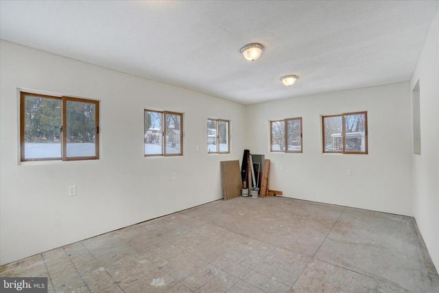 126 CLAREMONT DR, Seven Valleys, PA 17360