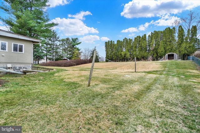 126 CLAREMONT DR, Seven Valleys, PA 17360