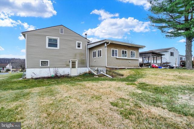 126 CLAREMONT DR, Seven Valleys, PA 17360