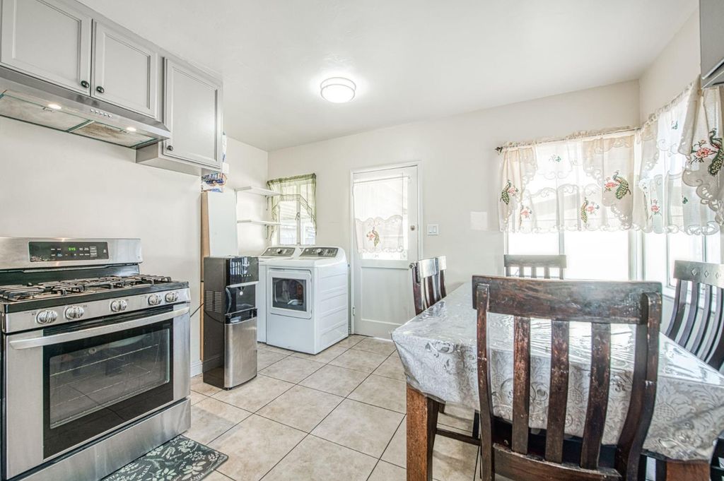 Image 17 of property listing at 3233 E Dakota, Fresno, CA 93726