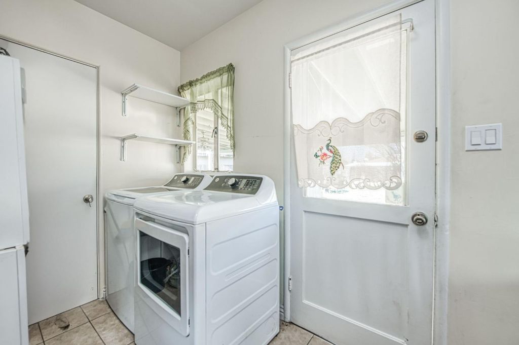 Image 18 of property listing at 3233 E Dakota, Fresno, CA 93726