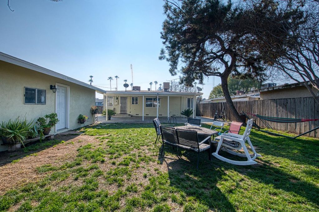 Image 26 of property listing at 3233 E Dakota, Fresno, CA 93726