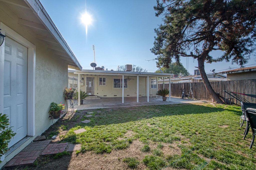 Image 27 of property listing at 3233 E Dakota, Fresno, CA 93726