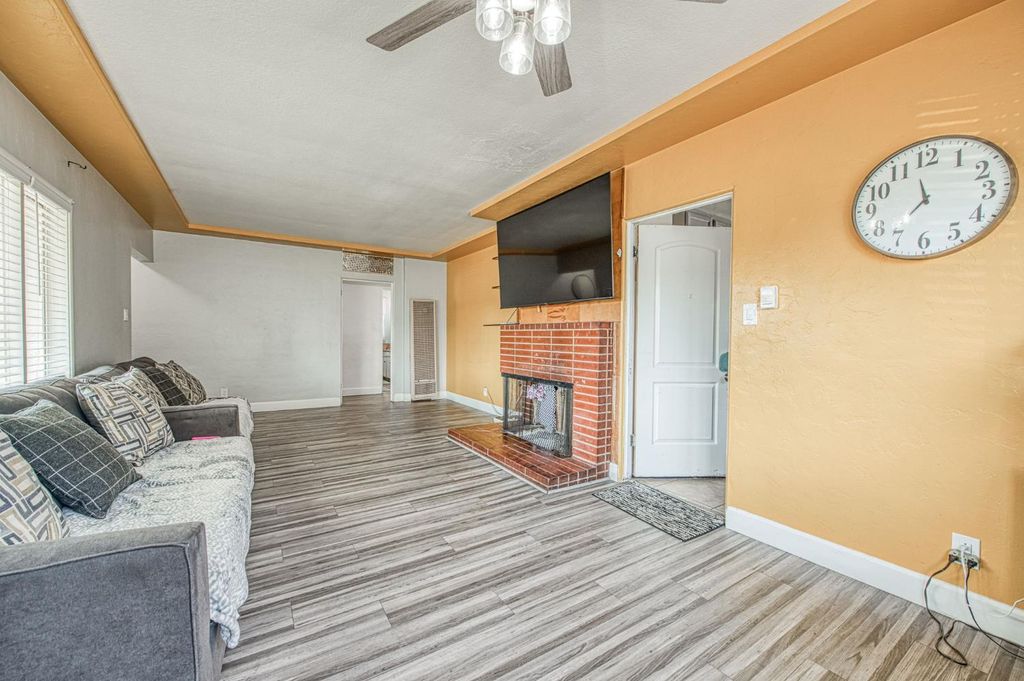 Image 6 of property listing at 3233 E Dakota, Fresno, CA 93726