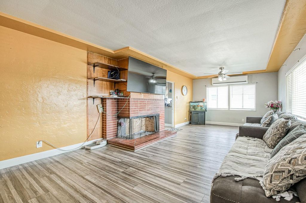 Image 7 of property listing at 3233 E Dakota, Fresno, CA 93726