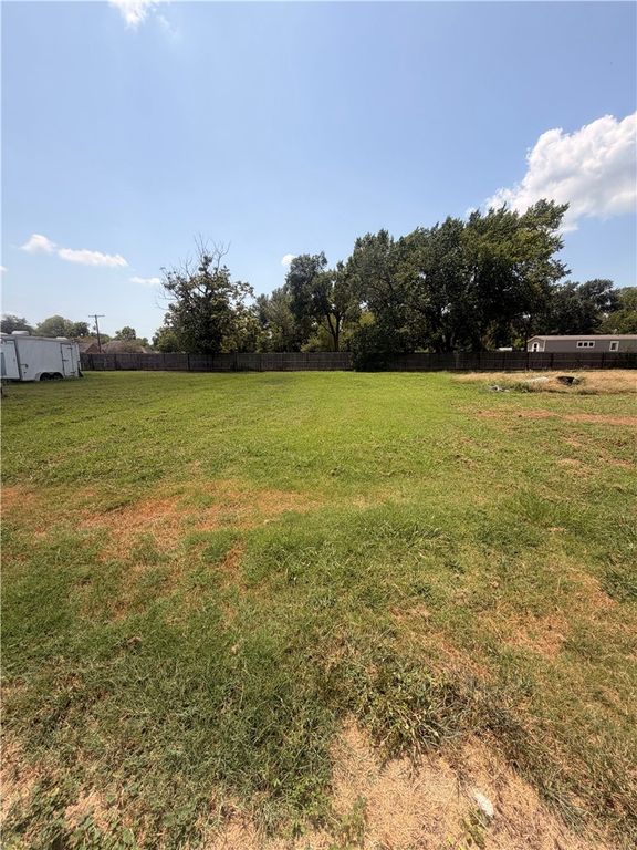 404 North Wrangler Street, Franklin, TX 77856 — photo 2