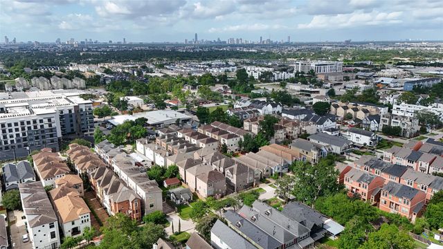 1002 W 22nd Street, Houston, TX 77008