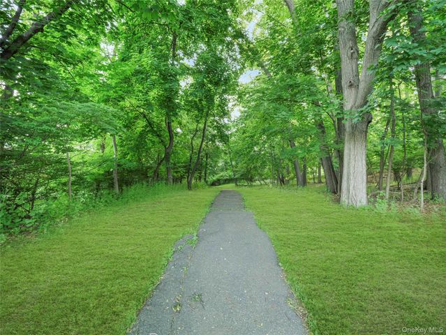 1 Doxbury Lane, Suffern, NY 10901