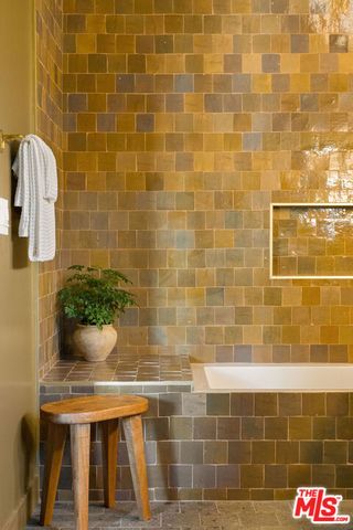 2916 Hillcrest Drive, Los Angeles, CA 90016