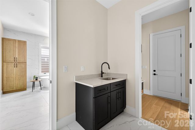 1600 E Barden Road, Charlotte, NC 28226