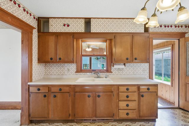 827 7th Avenue SW, Faribault, MN 55021