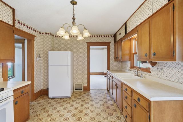 827 7th Avenue SW, Faribault, MN 55021