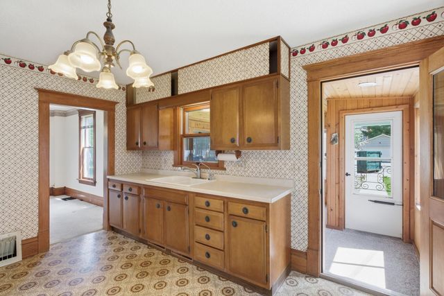 827 7th Avenue SW, Faribault, MN 55021