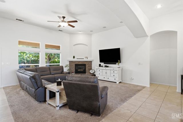 403 Stone Cross Drive, Bakersfield, CA 93312