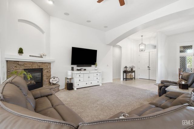 403 Stone Cross Drive, Bakersfield, CA 93312