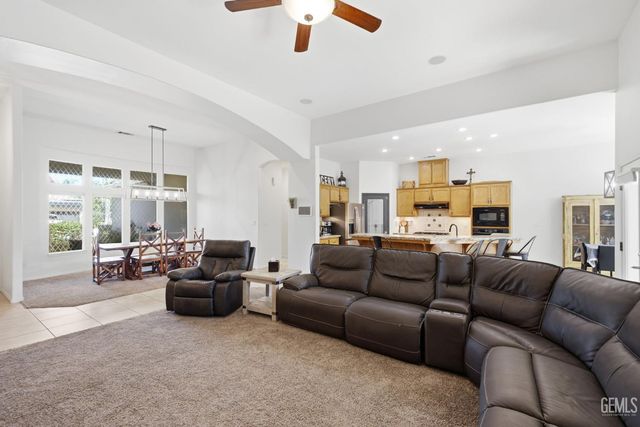 403 Stone Cross Drive, Bakersfield, CA 93312