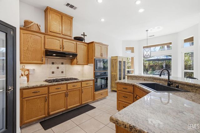 403 Stone Cross Drive, Bakersfield, CA 93312