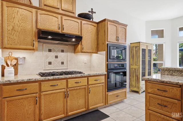 403 Stone Cross Drive, Bakersfield, CA 93312